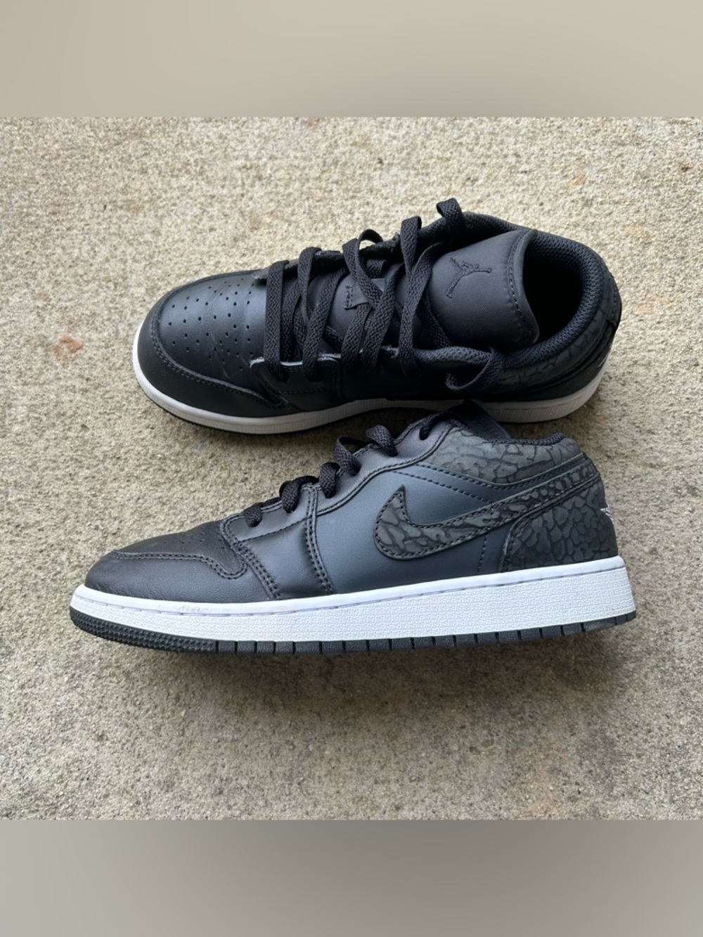 Kids Black Jordan 1 Low
Black Elephant